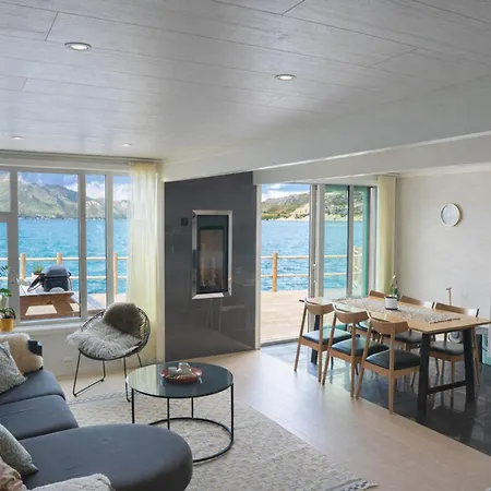 펜션 Modern Seafront With Sauna 8 Mins To Leknes *