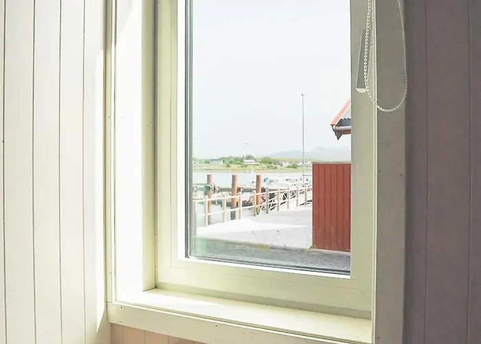Vakantiehuis Modern Seafront With Sauna 8 Mins To Leknes *