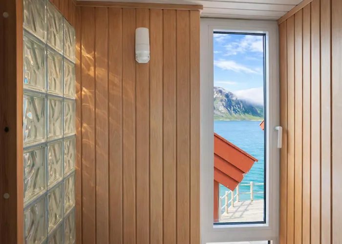 Modern Seafront With Sauna 8 Mins To Leknes Ferienhaus